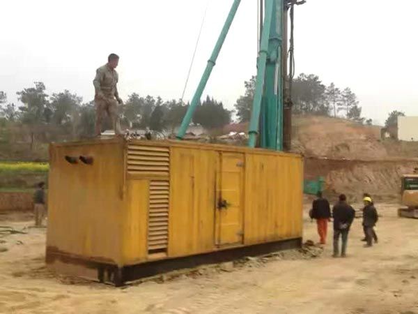 安次如何判断水冷式机油散热器密封件是否需要更换？